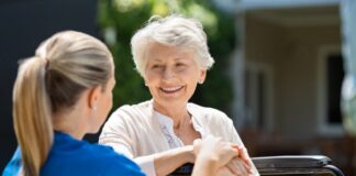 cuidadora ALF cuidadora para centro de dia personal para geriatrico home care elderly caregiver