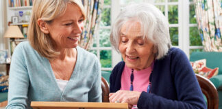 cuidadora de adulto mayor Cuidado de Persona Mayor con Alzheimer's Elderly Care Home caregiver