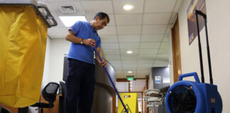 operario de limpieza office cleaning job limpieza de oficinas janitors limpiadores male staff limpiador miscelaneo