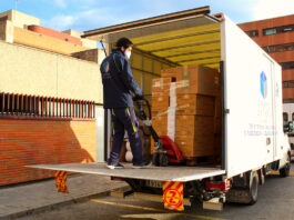ayudante de chofer driver assistant loading and unloading