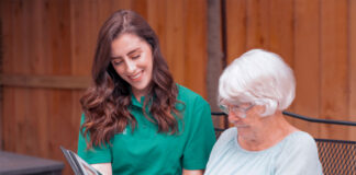 Cuidadora domiciliaria cuidadora de adulta mayor female home caregiver of older adults