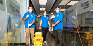 personal de limpieza hombres y mujeres cleaning female and male staff cleaning office limpieza de oficinas