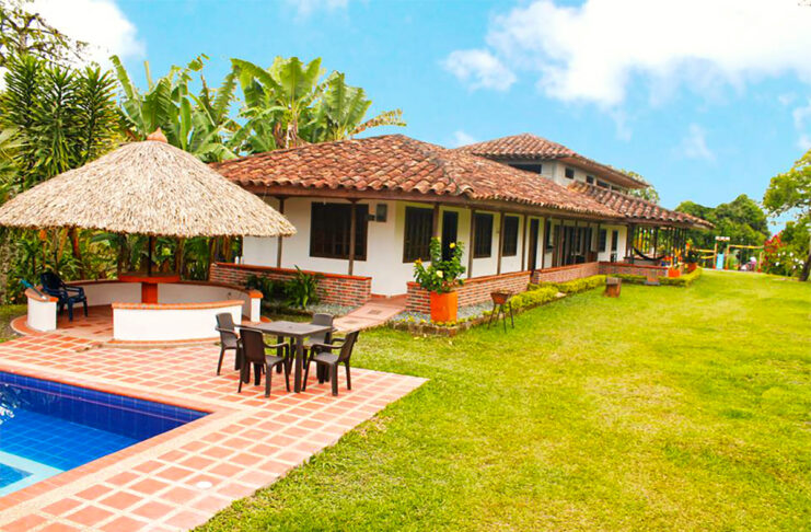 Guardeses/a Para Limpieza, Cuidado y Mantenimiento De Casa/Finca marriage for farm and house