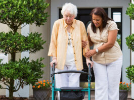 Cuidadora de adultos mayores a domicilio assistente domiciliare del paziente home care home patient caregiver gerocultora