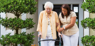 Cuidadora de adultos mayores a domicilio assistente domiciliare del paziente home care home patient caregiver gerocultora