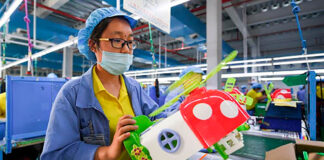 Personal de Producción Fábrica de Juguetes en Canadá Montreal Quebec Production Staff Toy Factory in Canada