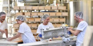 operarios de produccion de alimentos empresa en españa Food production workers at a company in Spain