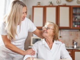 Cuidadora de adultos Mayores centro de Día en Barcelona Caregiver for older adults day center in Barcelona