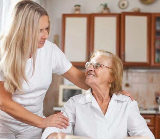 Cuidadora de adultos Mayores centro de Día en Barcelona Caregiver for older adults day center in Barcelona