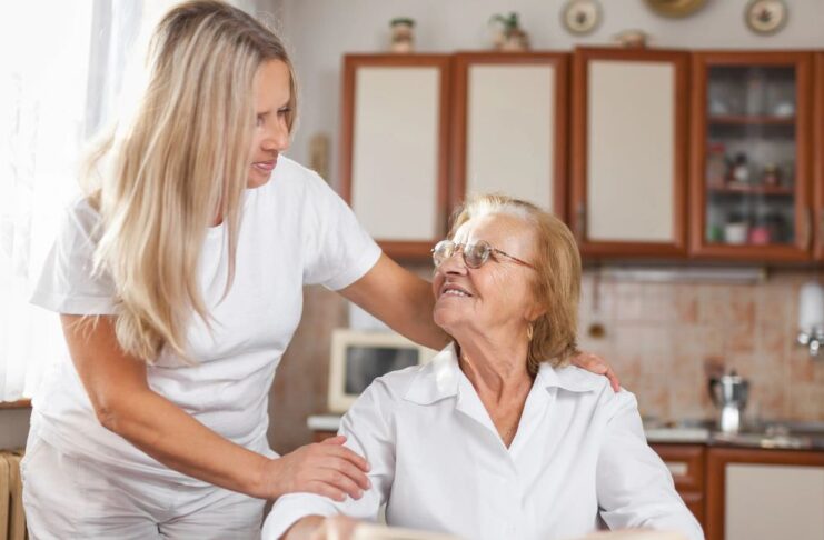 Cuidadora de adultos Mayores centro de Día en Barcelona Caregiver for older adults day center in Barcelona