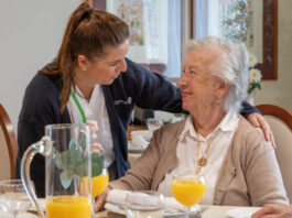 Cuidadores en españa Residencia de Mayores y Centro de Día Sanitas El Guinardó Empleo sin experiencia en España Gerocultores Caregivers in Spain Nursing Home and Day Center Geroculturists