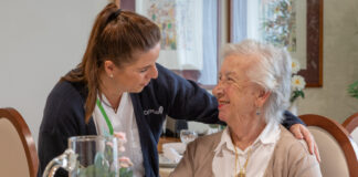 Cuidadores en españa Residencia de Mayores y Centro de Día Sanitas El Guinardó Empleo sin experiencia en España Gerocultores Caregivers in Spain Nursing Home and Day Center Geroculturists