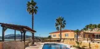 SE NECESITA MATRIMONIO DE GUARDESES PARA CUIDADO Y MANTENIMIENTO DE FINCA (TIEMPO PARCIAL Y COMPLETO). BUEN SALARIO + VIVIENDA Matrimonio De Guardeses Cuidado y Mantenimiento de Finca en España Caravaca de Cruz Empleo en Murcia Marriage of Guardians Care and Maintenance of Property in Spain