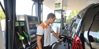 Expendedor de Gosolina en España Personal para estacion de gasolina Gasoline dispenser in Spain Personal for gasoline station